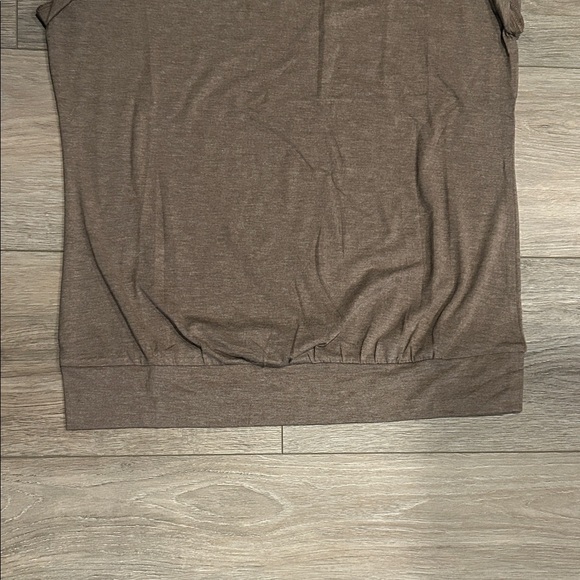 NWT Micticsi Taupe Muscle Tee with banded bottom Women’s size M - Picture 4 of 5